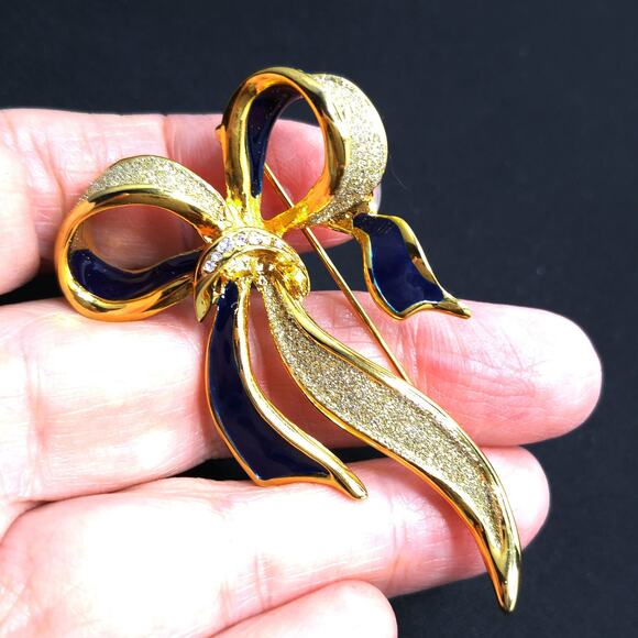 Blue Enamel Gold Plated Bow Brooch, Faux Diamond Dust Finish, 1960s Vintage - Picture 5 of 8
